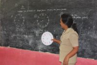 Seorang guru SD mengajar (foto.dok pribadi)