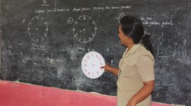 Seorang guru SD mengajar (foto.dok pribadi)