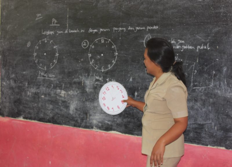 Seorang guru SD mengajar (foto.dok pribadi)
