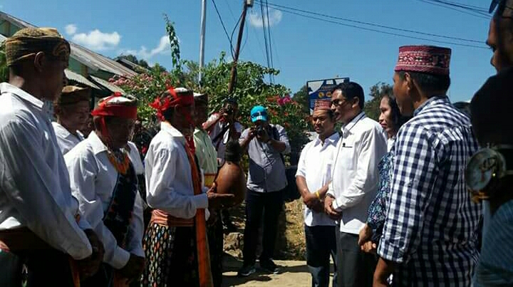 Marthen Luther Dira Tome saat di sambut secara adat di Labuan Bajo