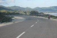 Jalan beraspal hotmix di sepanjang pantai Teres