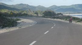 Jalan beraspal hotmix di sepanjang pantai Teres