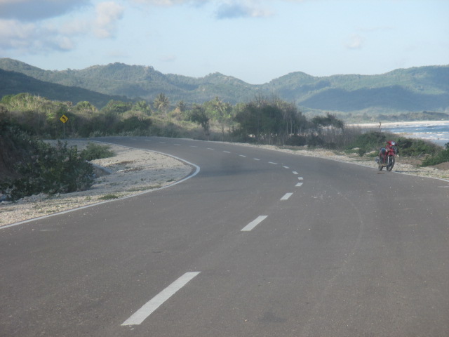 Jalan beraspal hotmix di sepanjang pantai Teres