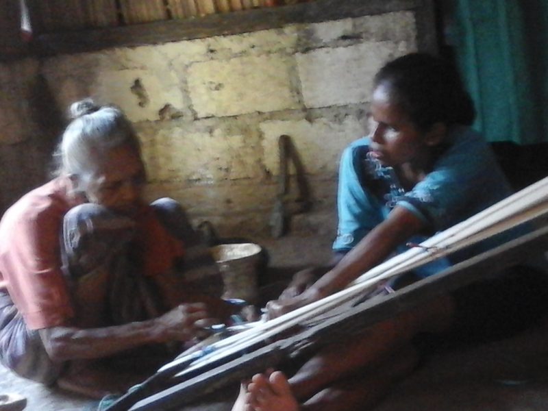 salah satu tahap dari proses kerja tenun ikat oleh perajin tenun ikat