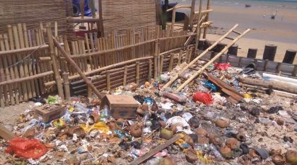 Penampakan sampah di salah satu sudut pantai Lasiana