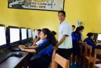 Bripka Simeon Sion ketika sedang mengajar