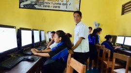 Bripka Simeon Sion ketika sedang mengajar