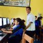 Bripka Simeon Sion ketika sedang mengajar