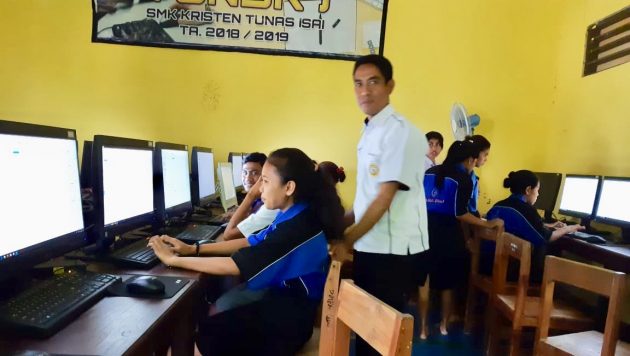 Bripka Simeon Sion ketika sedang mengajar