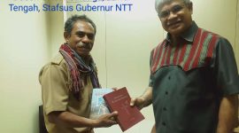 Menyerahkan buku sebagai kenangan (pic.by: Simon Seffi)