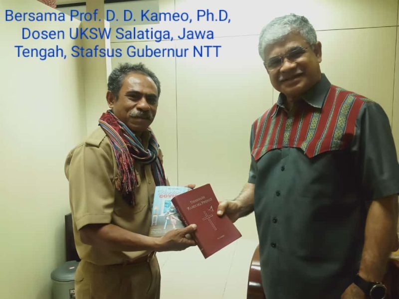 Menyerahkan buku sebagai kenangan (pic.by: Simon Seffi)