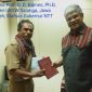 Menyerahkan buku sebagai kenangan (pic.by: Simon Seffi)
