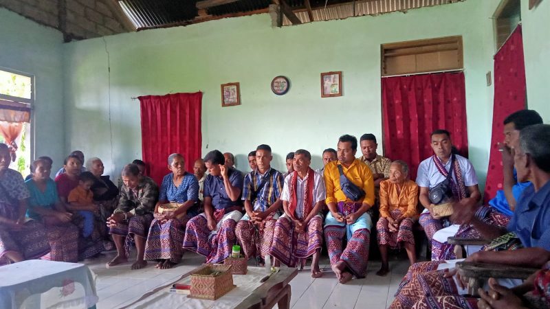 Momentum Berpakaian khas @Roni Bani