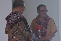 Menyerahkan buku sebagai kenangan, @YeriBani