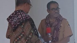 Menyerahkan buku sebagai kenangan, @YeriBani