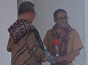 Menyerahkan buku sebagai kenangan, @YeriBani