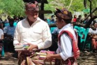 Gubernur NTT Dr. Victor Bungtilu Laiskodat, SH, M.Si menerima karya tulis (buku) dari Penulis, Heronimus Bani, M.M @HumasIkarasi