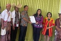 Penyerahan bukti Pendaftaran KIK oleh Staf dari Kemenkumham RI kepada Kadis Parekraf Kab Kupang

Foto: Bid.Bina Bud.Dinas PK Kab Kupang