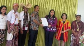 Penyerahan bukti Pendaftaran KIK oleh Staf dari Kemenkumham RI kepada Kadis Parekraf Kab Kupang

Foto: Bid.Bina Bud.Dinas PK Kab Kupang
