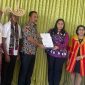 Penyerahan bukti Pendaftaran KIK oleh Staf dari Kemenkumham RI kepada Kadis Parekraf Kab Kupang

Foto: Bid.Bina Bud.Dinas PK Kab Kupang