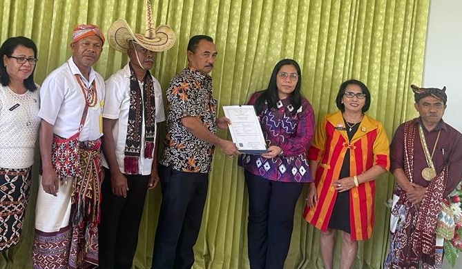 Penyerahan bukti Pendaftaran KIK oleh Staf dari Kemenkumham RI kepada Kadis Parekraf Kab Kupang

Foto: Bid.Bina Bud.Dinas PK Kab Kupang