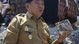 Wabup Kupang, J. Manafe, meletakkan batu pertama; Foto: Ansel Bani