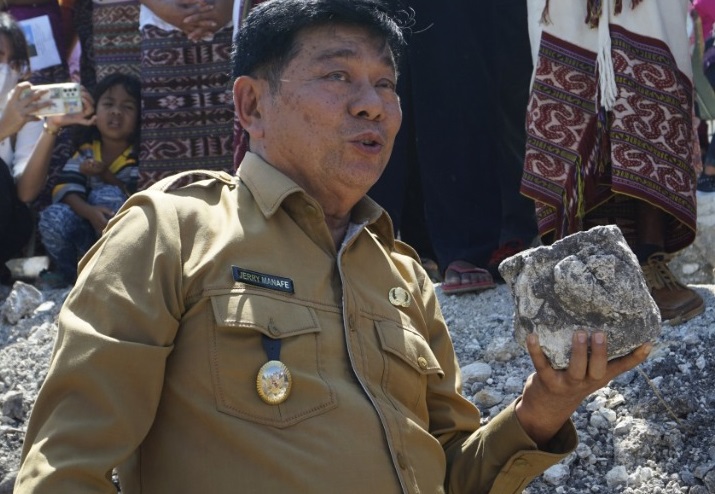Wabup Kupang, J. Manafe, meletakkan batu pertama; Foto: Ansel Bani