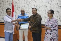 Penjabat Bupat Kupang Alexon Lumba diwakili oleh Plt. Asisten 1 Sekda Kabupaten Kupang Juhardi Selan menerima hasil Kuliah Kerja Nyata Mahasiswa UNJ dan UPN Veteran di Kantor Bupati Kupang.