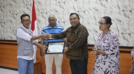 Penjabat Bupat Kupang Alexon Lumba diwakili oleh Plt. Asisten 1 Sekda Kabupaten Kupang Juhardi Selan menerima hasil Kuliah Kerja Nyata Mahasiswa UNJ dan UPN Veteran di Kantor Bupati Kupang.