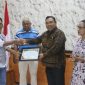 Penjabat Bupat Kupang Alexon Lumba diwakili oleh Plt. Asisten 1 Sekda Kabupaten Kupang Juhardi Selan menerima hasil Kuliah Kerja Nyata Mahasiswa UNJ dan UPN Veteran di Kantor Bupati Kupang.