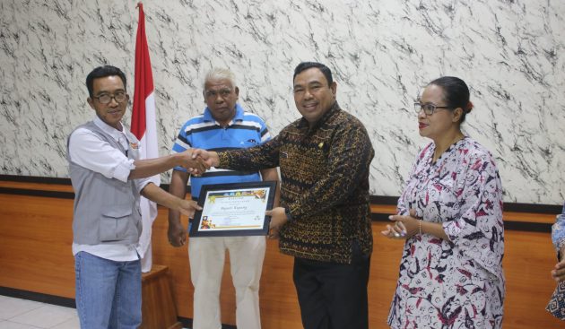 Penjabat Bupat Kupang Alexon Lumba diwakili oleh Plt. Asisten 1 Sekda Kabupaten Kupang Juhardi Selan menerima hasil Kuliah Kerja Nyata Mahasiswa UNJ dan UPN Veteran di Kantor Bupati Kupang.