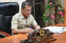 Bupati Kupang, Yosef Lede di ruang kerjanya.