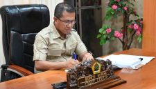 Bupati Kupang, Yosef Lede di ruang kerjanya.