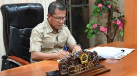 Bupati Kupang, Yosef Lede di ruang kerjanya.
