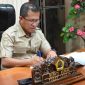 Bupati Kupang, Yosef Lede di ruang kerjanya.
