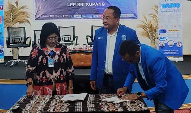Penandatanganan kerjasama antara GAMKI NTT dan RRI Kupang.