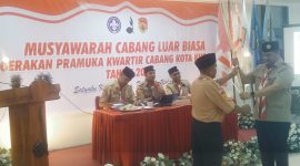 Wildrian Ronald Otta menerima pataka Pramuka Kota Kupang.