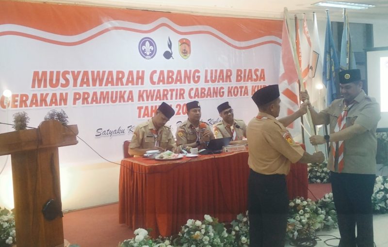 Wildrian Ronald Otta menerima pataka Pramuka Kota Kupang.
