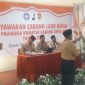 Wildrian Ronald Otta menerima pataka Pramuka Kota Kupang.
