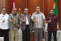 Foto bersama Gubernur NTT bersama jajaran dengan Ketua Pengadilan Tinggi Kupang Pontas Efendi.