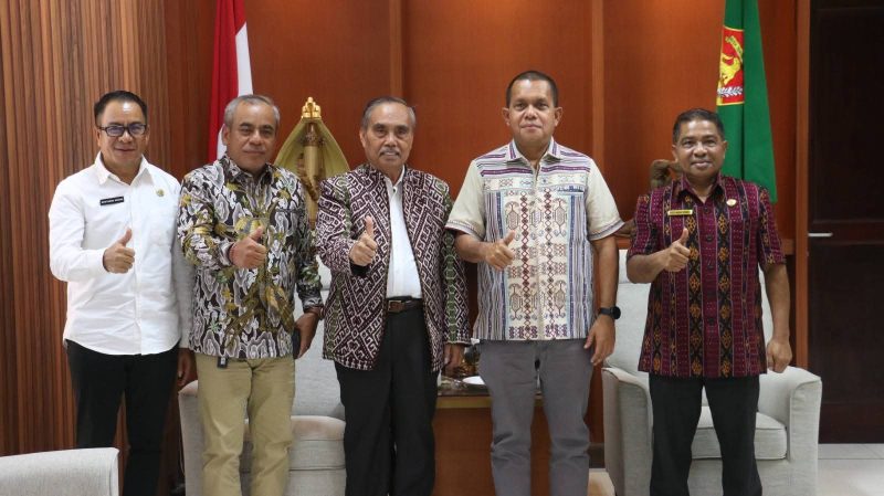 Foto bersama Gubernur NTT bersama jajaran dengan Ketua Pengadilan Tinggi Kupang Pontas Efendi.