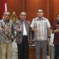 Foto bersama Gubernur NTT bersama jajaran dengan Ketua Pengadilan Tinggi Kupang Pontas Efendi.