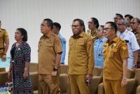 Ketua Panitia Rapat Kerja Jasa Konstruksi Provinsi NTT 2026, Benyamin Nahak bersama Gubernur dan Wakil Gubernur NTT.