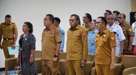 Ketua Panitia Rapat Kerja Jasa Konstruksi Provinsi NTT 2026, Benyamin Nahak bersama Gubernur dan Wakil Gubernur NTT.