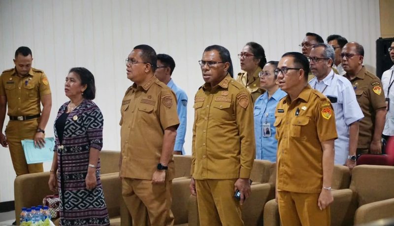 Ketua Panitia Rapat Kerja Jasa Konstruksi Provinsi NTT 2026, Benyamin Nahak bersama Gubernur dan Wakil Gubernur NTT.