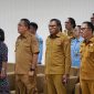 Ketua Panitia Rapat Kerja Jasa Konstruksi Provinsi NTT 2026, Benyamin Nahak bersama Gubernur dan Wakil Gubernur NTT.