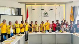 Jajaran badan pengurus GMNI Kupang foto bersama para kader DPD I Golkar NTT.