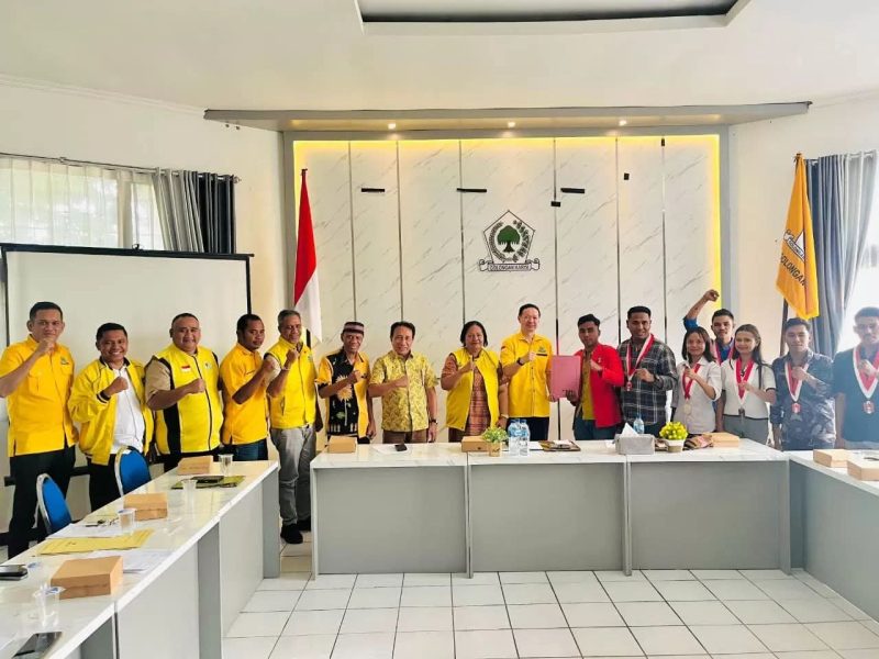Jajaran badan pengurus GMNI Kupang foto bersama para kader DPD I Golkar NTT.