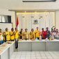 Jajaran badan pengurus GMNI Kupang foto bersama para kader DPD I Golkar NTT.