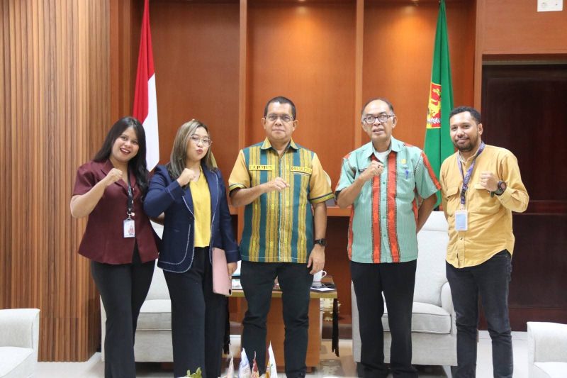 Gubernur NTT menerima audiens dengan tim Kompas Televisi 